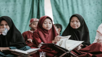 Surah Al-Furqan Ayat 45-50 : Bacaan, Terjemah, Mufradat dan Isi Kandungan Surah Al-Furqan Ayat 45-50 : Bacaan, Terjemah, Mufradat dan Isi Kandungan